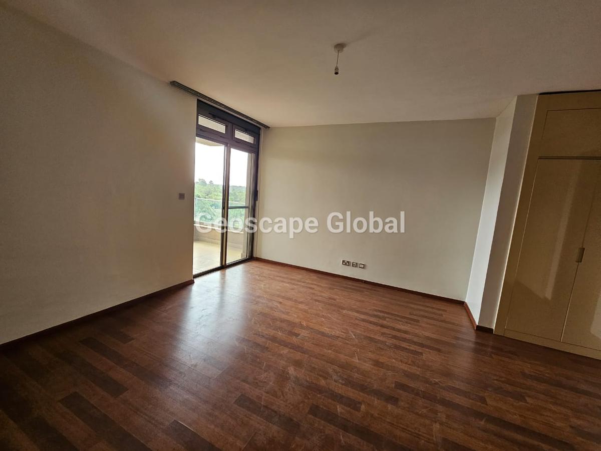 3 Bed Apartment with En Suite in Parklands - 14