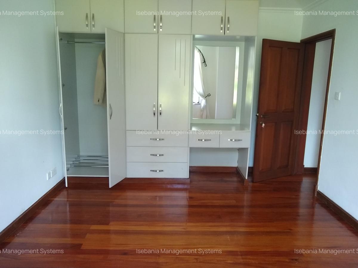 4 Bed House with En Suite at - 7