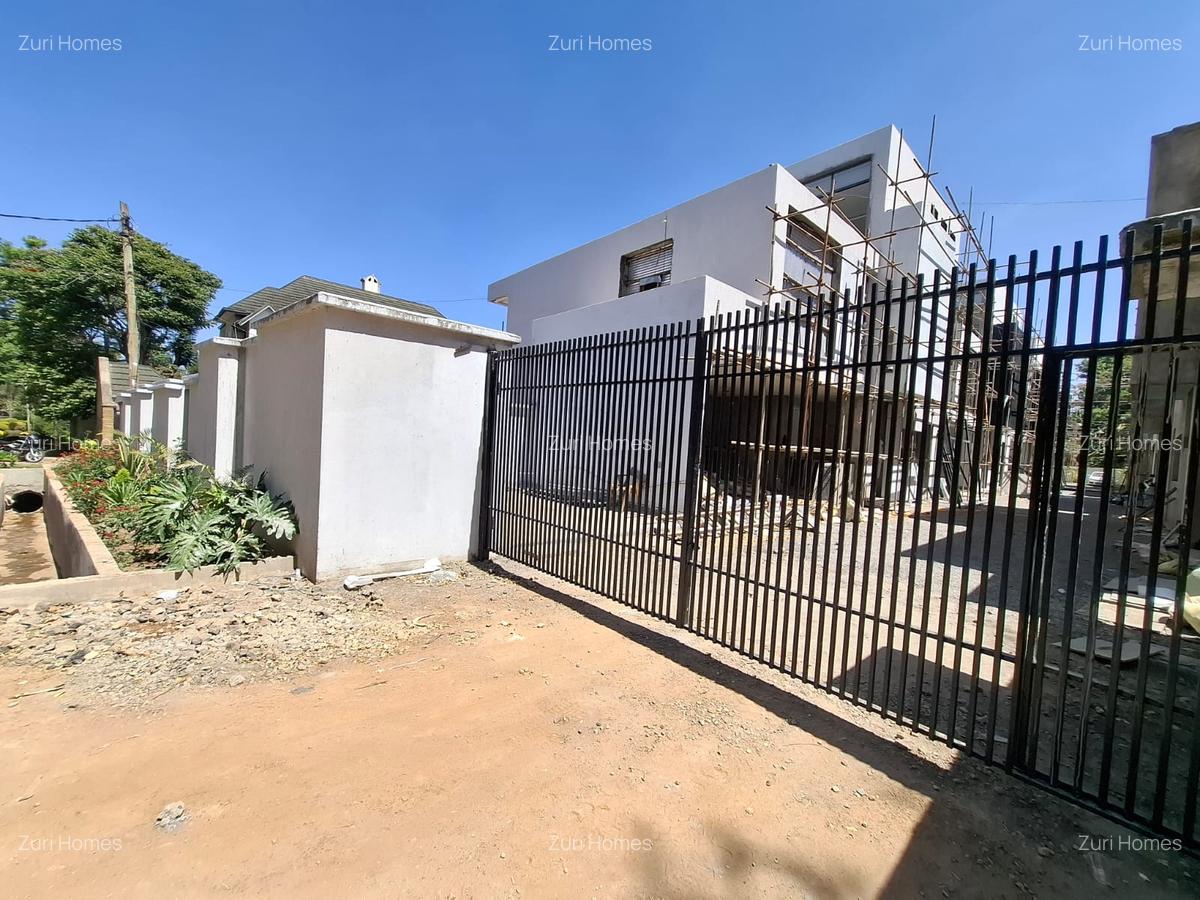 5 Bed Townhouse with En Suite in Lavington - 3
