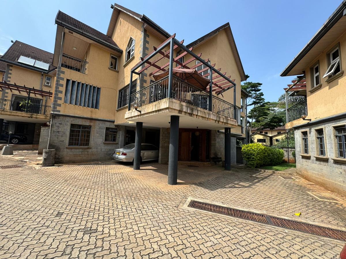 5 Bed Townhouse with En Suite in Spring Valley - 1