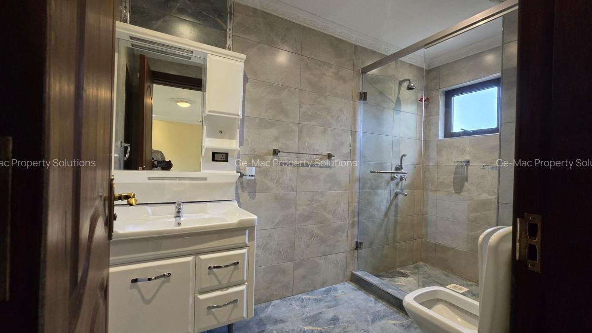 5 Bed House with En Suite in Lavington - 13