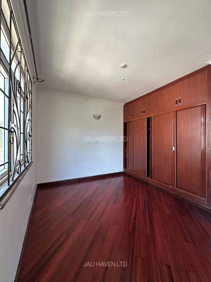 5 Bed Villa with En Suite in Lavington - 11