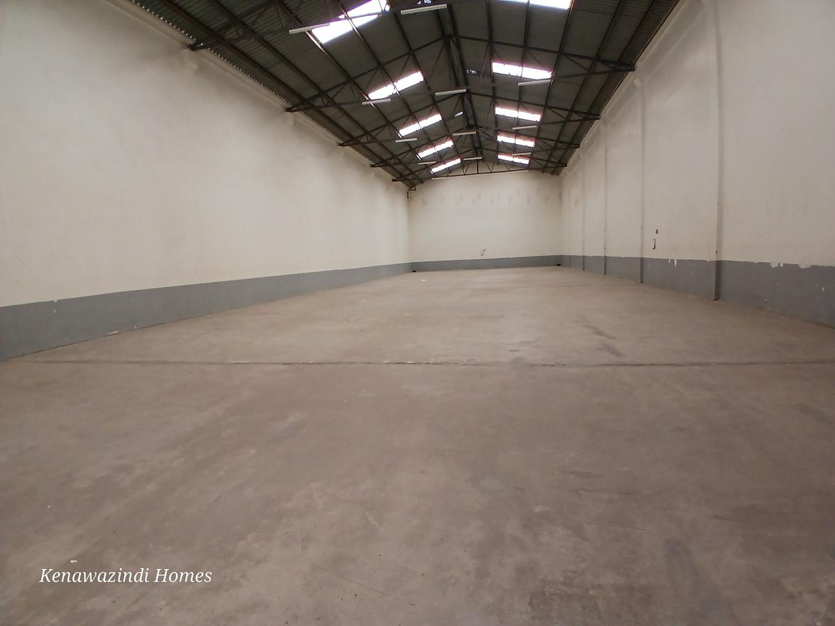 9,000 ft² Warehouse with Service Charge Included at Gateway Mall - 5