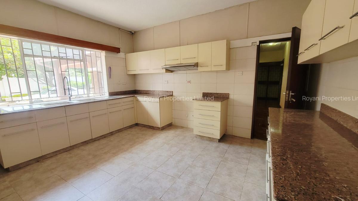 5 Bed House with En Suite in Rosslyn - 5