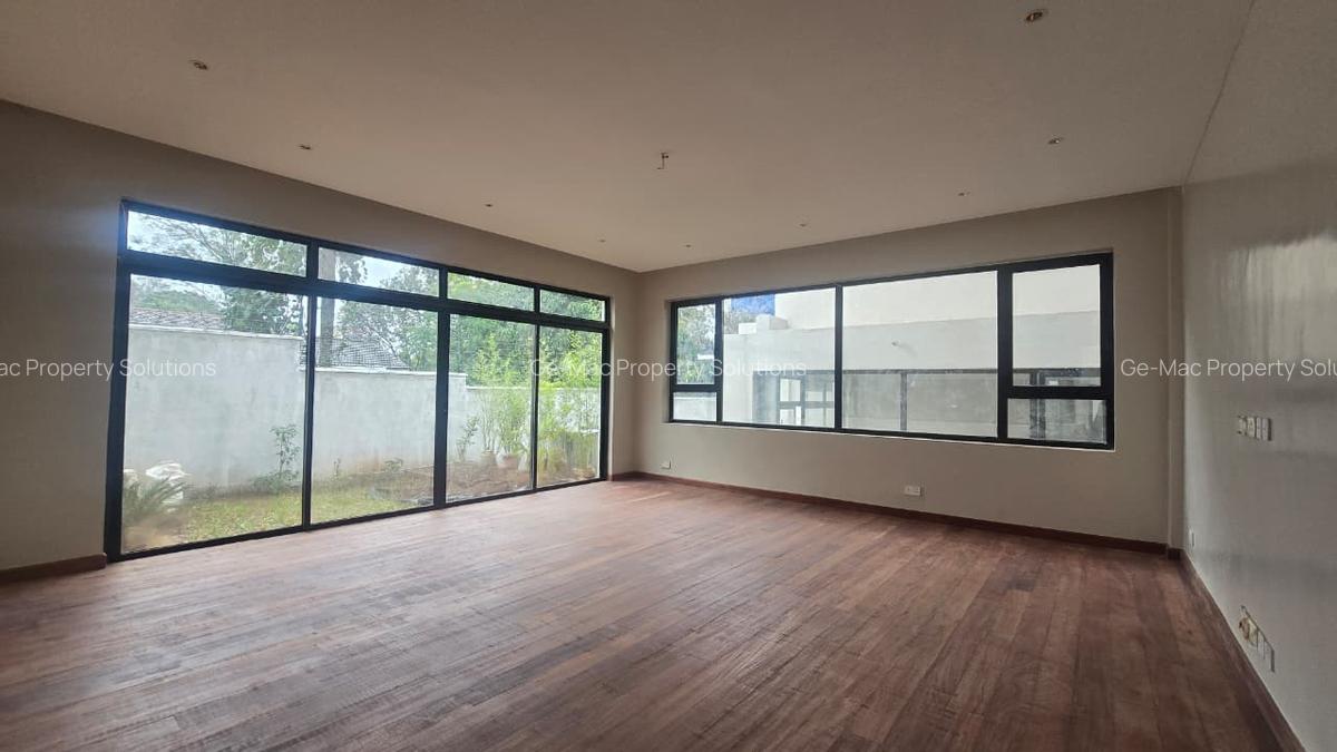 5 Bed House with En Suite in Lavington - 3