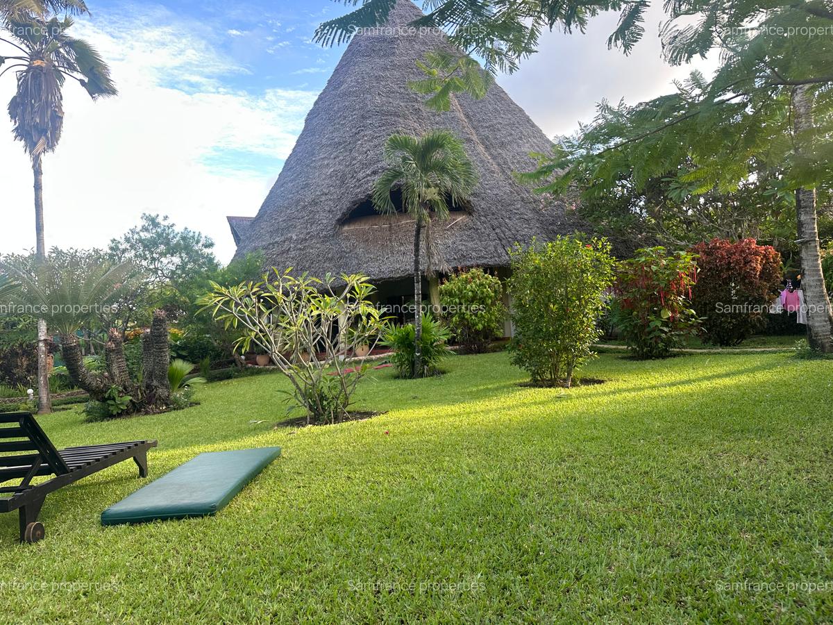 5 Bed Villa with En Suite at Beach Road - 2