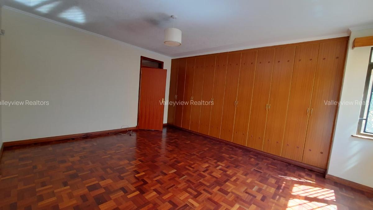 4 Bed Townhouse with En Suite at Lavington - 15