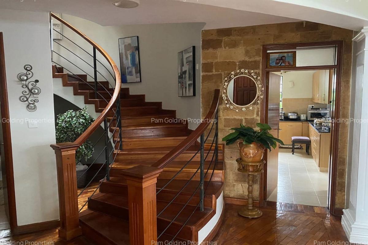 4 Bed House with En Suite in Garden Estate - 2