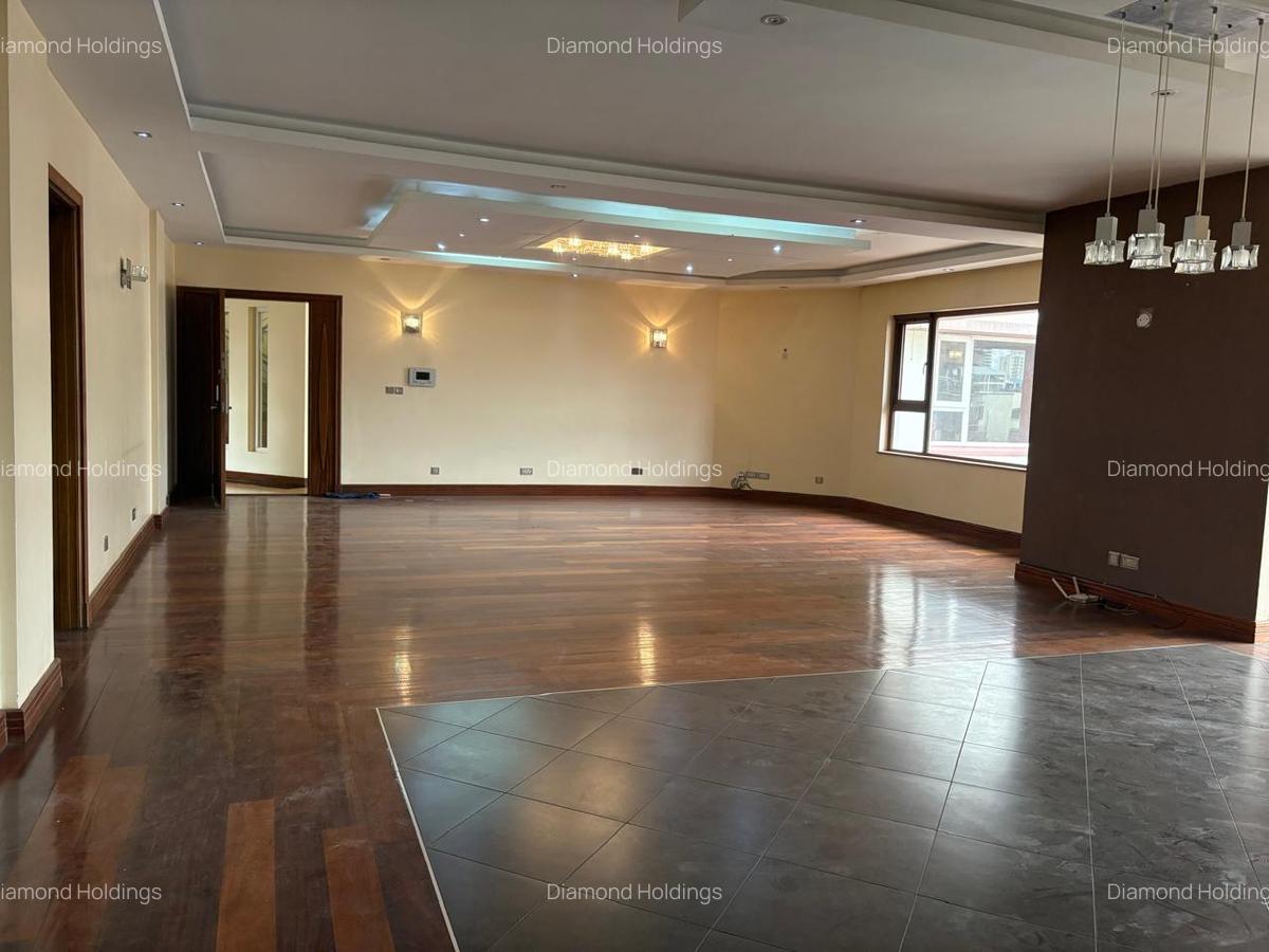 4 Bed Apartment with En Suite at Parklands - 8