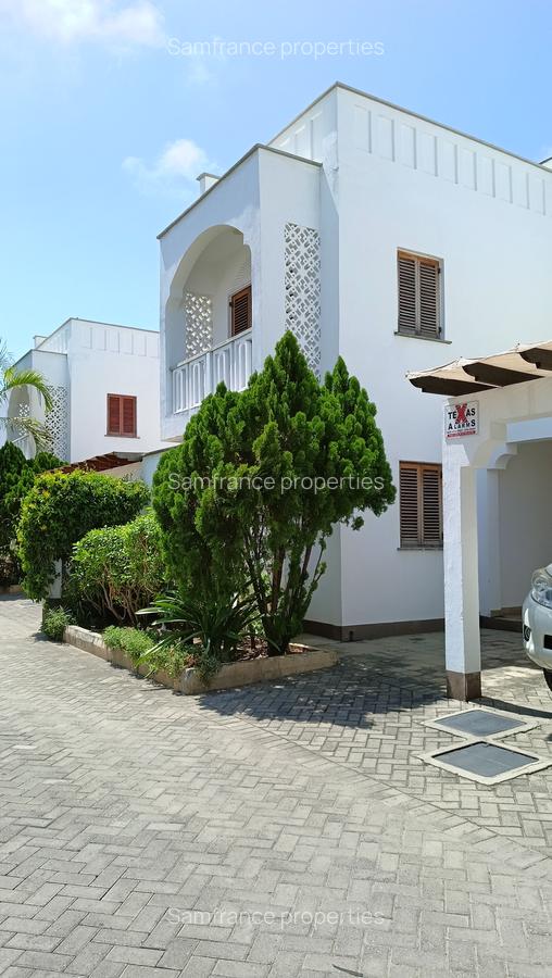 4 Bed Townhouse with En Suite at Greenwood Drive - 5