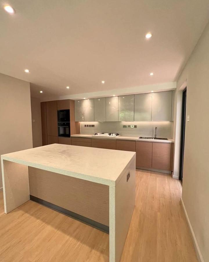 5 Bed House with En Suite in Westlands Area - 3