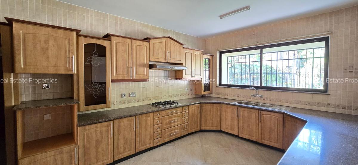 4 Bed Townhouse with En Suite in Brookside - 16