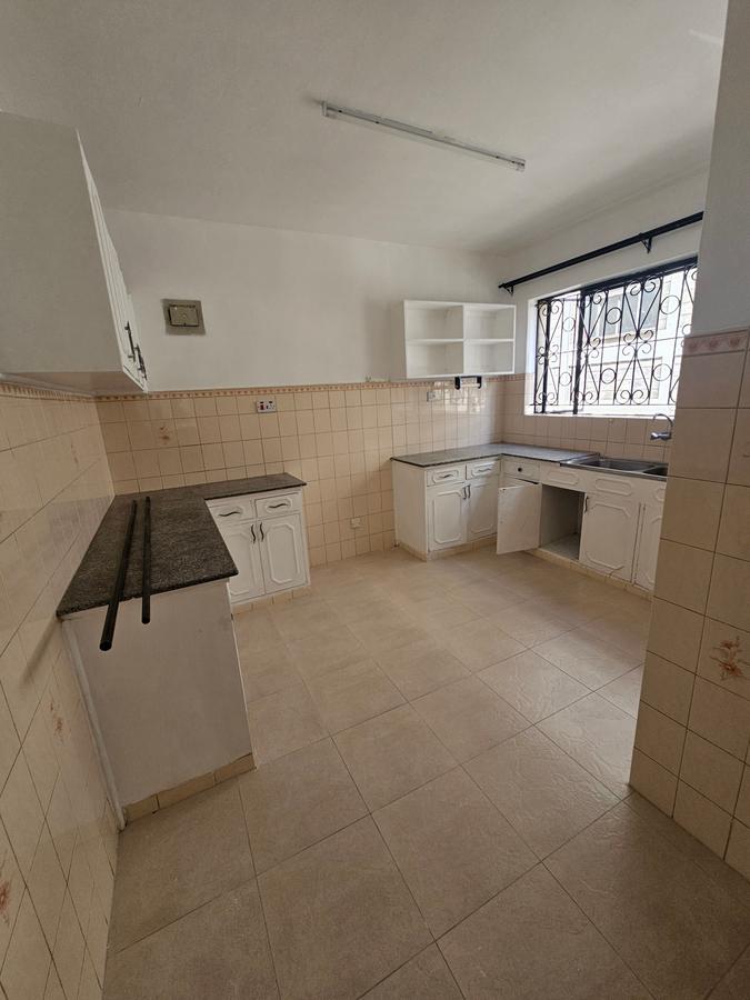 3 Bed Apartment with En Suite at Lavington - 17