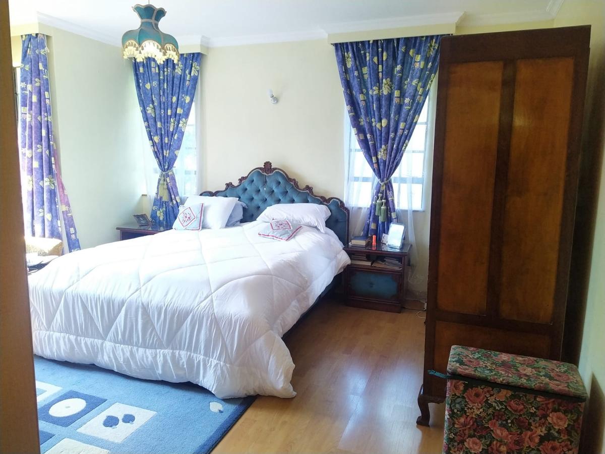 4 Bed House with En Suite in Lavington - 17