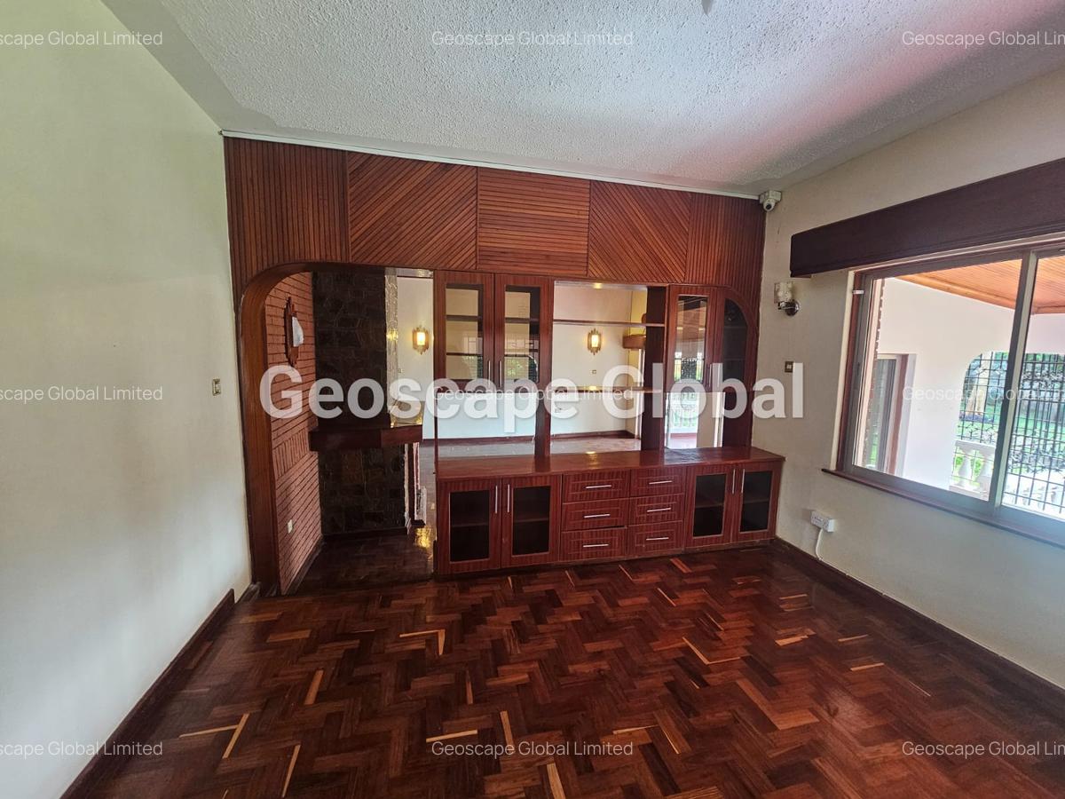 4 Bed House with En Suite in Rosslyn - 10