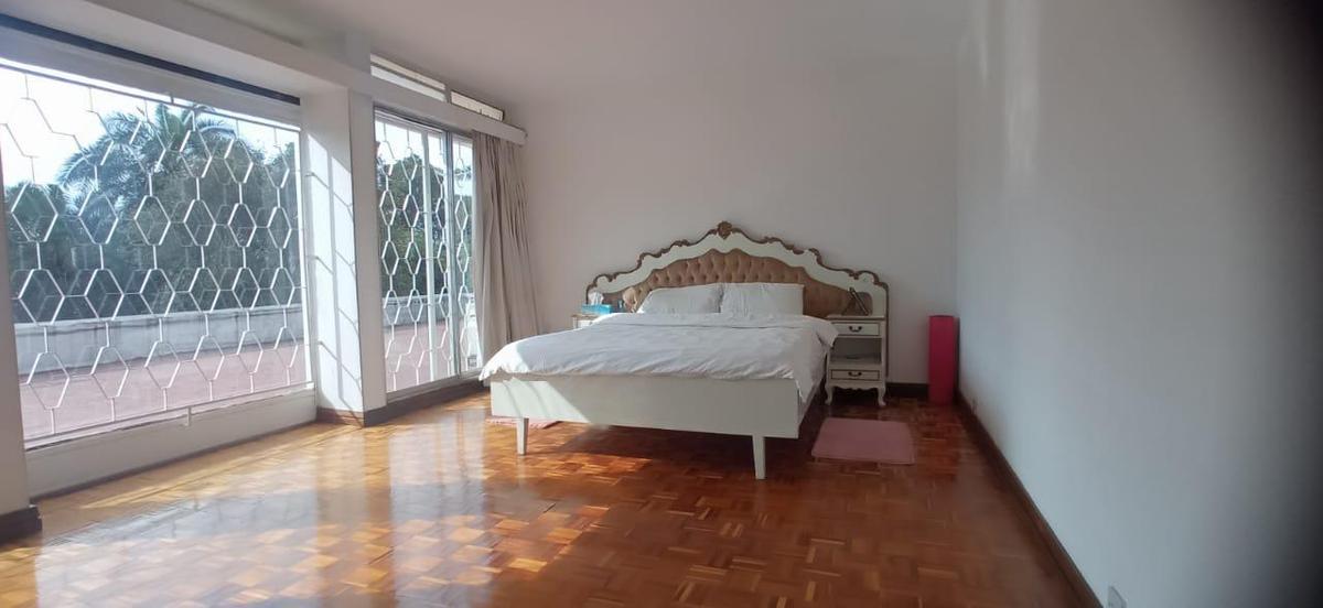 8 Bed House with En Suite in Lavington - 17