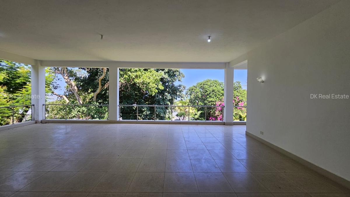 Serviced 3 Bed Apartment with En Suite at Sixth Avenue - 17