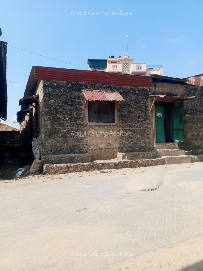 10 Bed House with Borehole at Mlaleo - 7