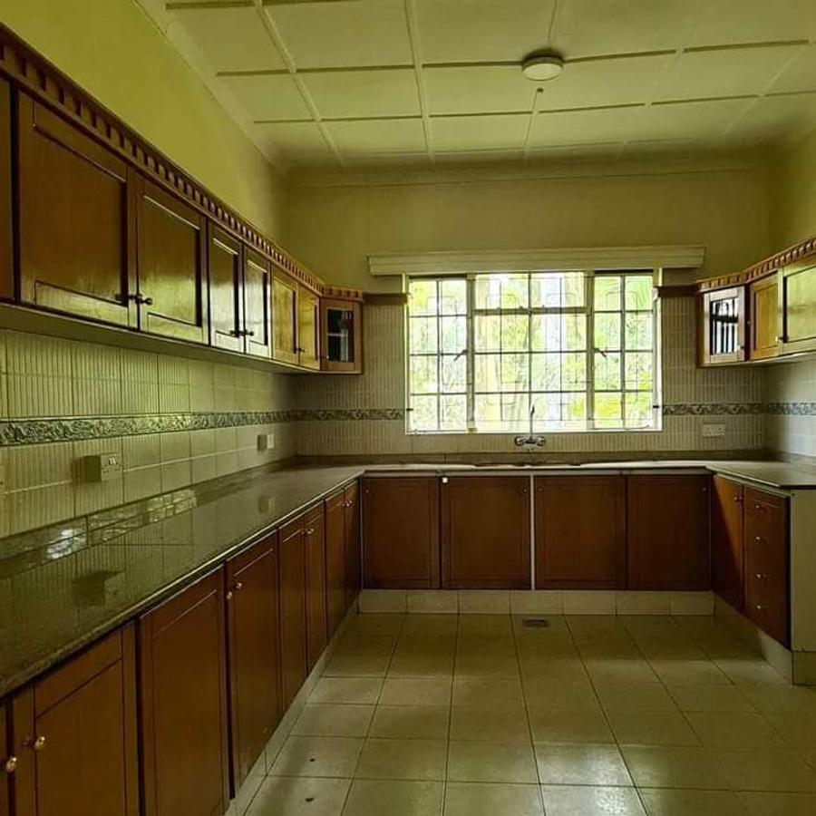 5 Bed House with En Suite at Lavington - 7