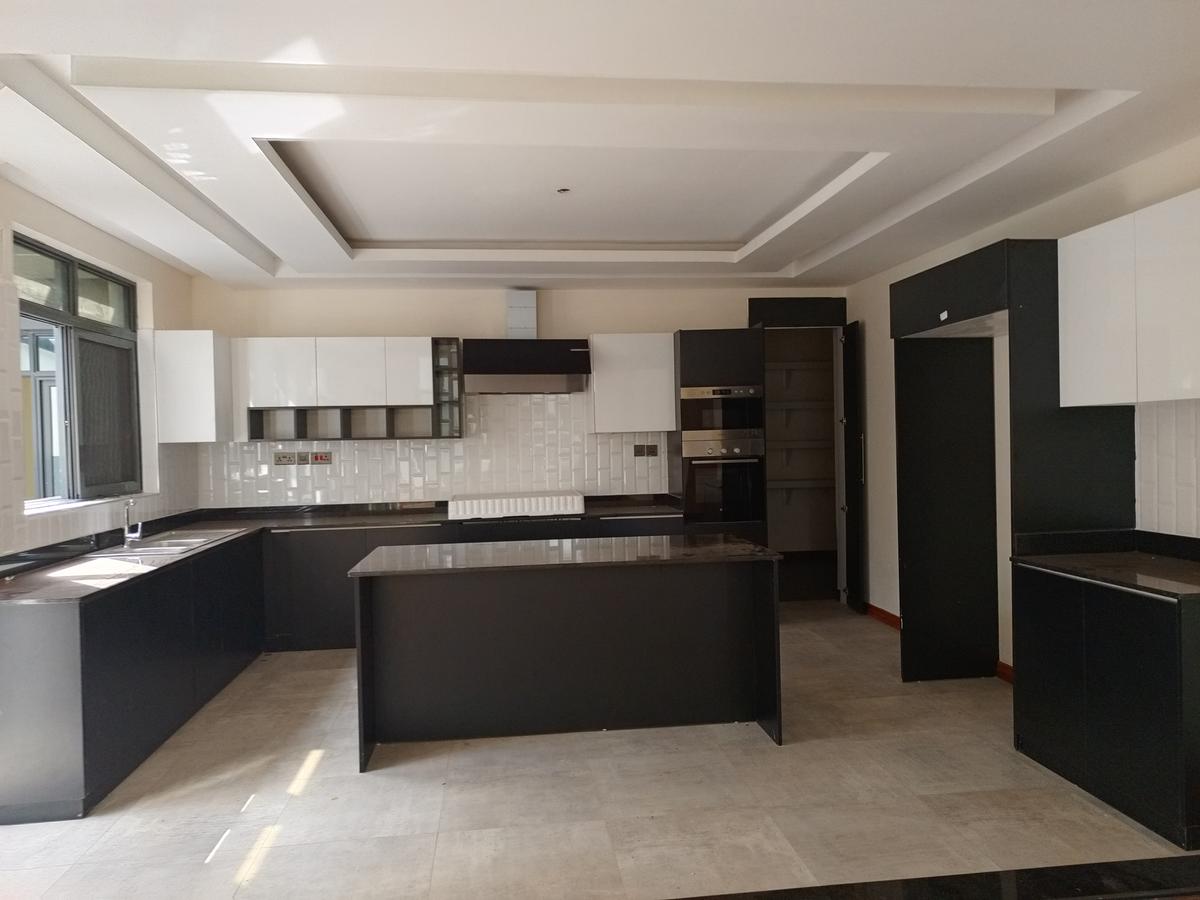 5 Bed Villa with En Suite in Lavington - 6