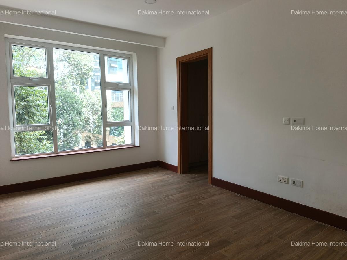 4 Bed Apartment with En Suite in Parklands - 14