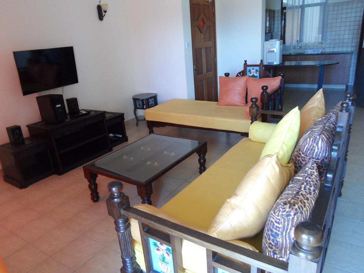 Serviced 3 Bed Apartment with En Suite at Links Road - 11