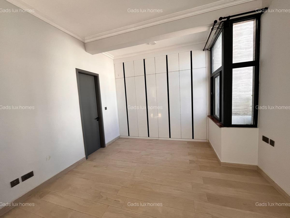 5 Bed Villa with En Suite at Lavington - 8