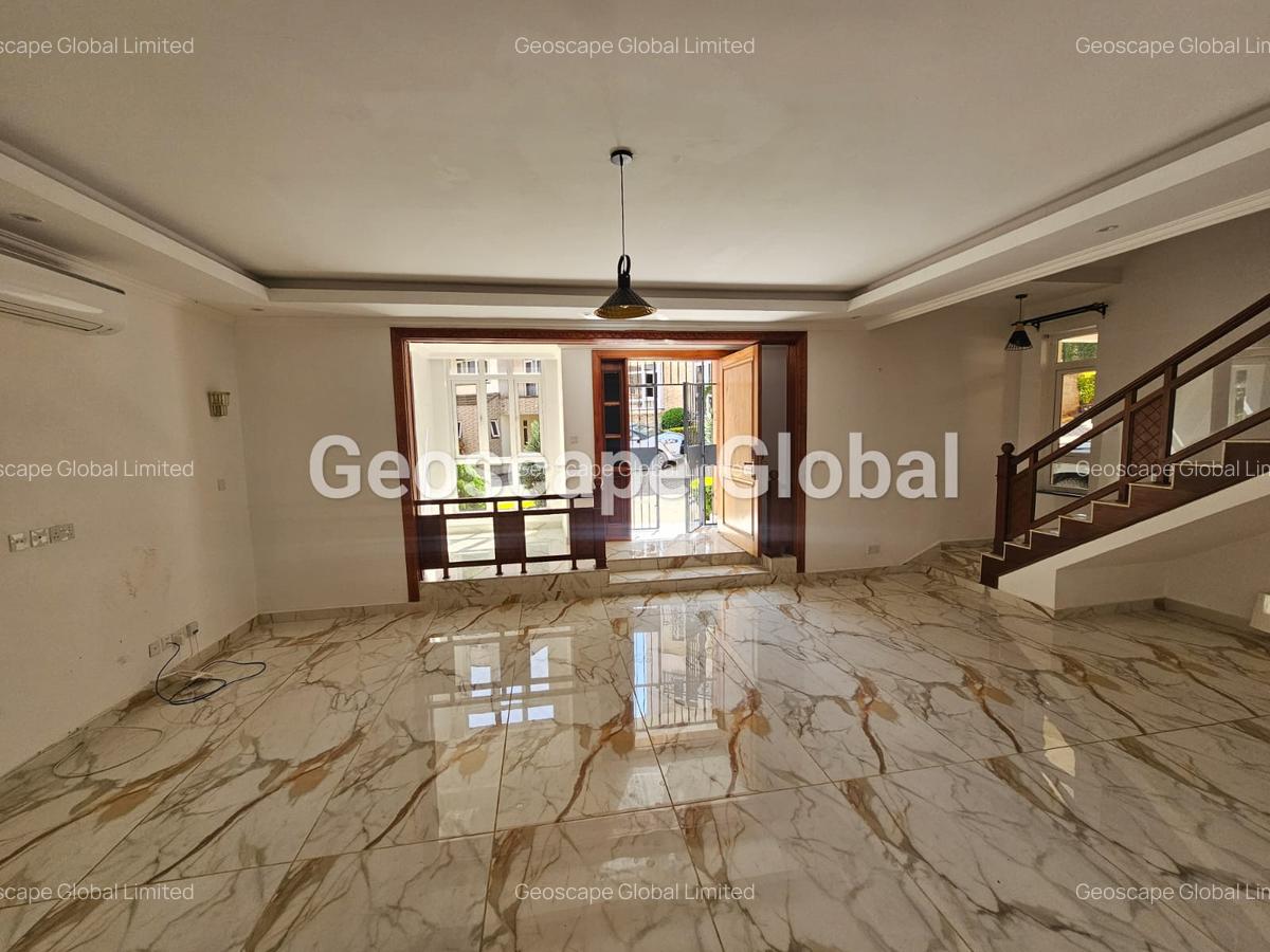 5 Bed House with En Suite in Lavington - 1