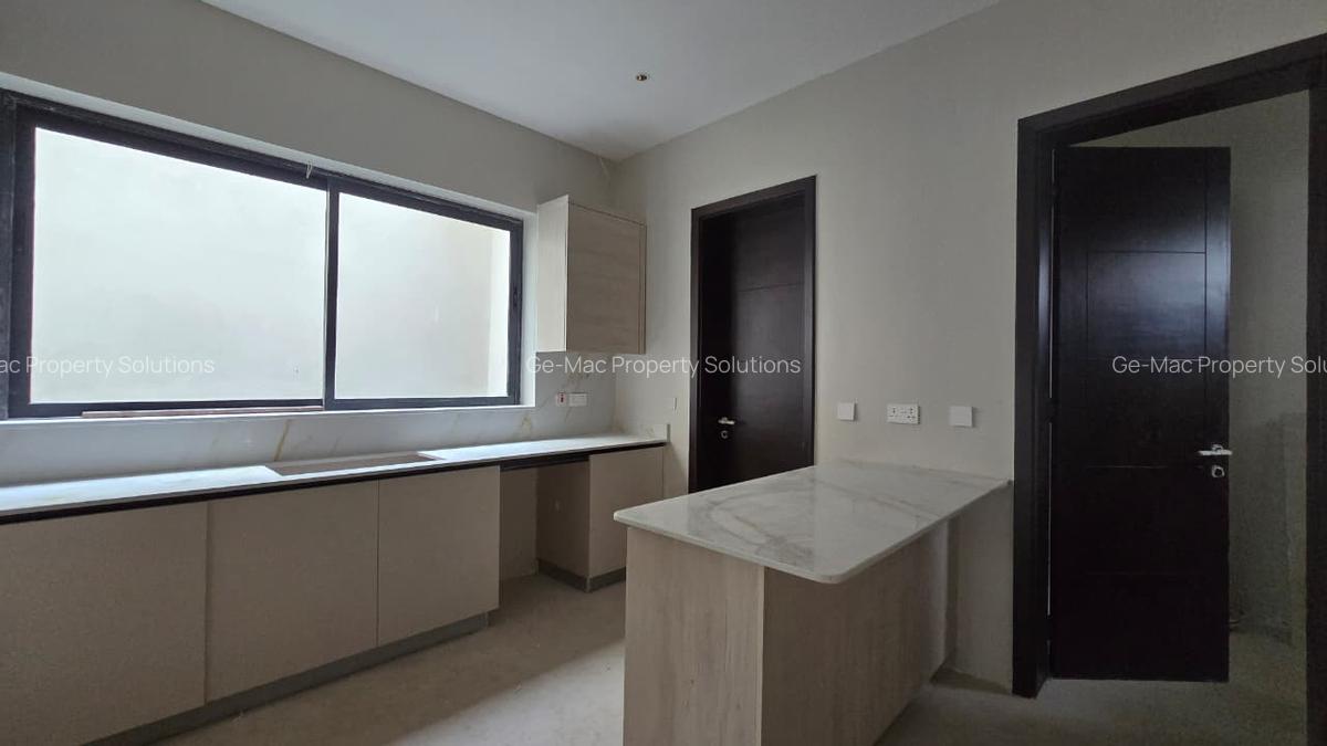 5 Bed House with En Suite in Lavington - 13