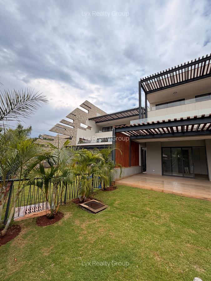 5 Bed Villa with En Suite in Spring Valley - 4