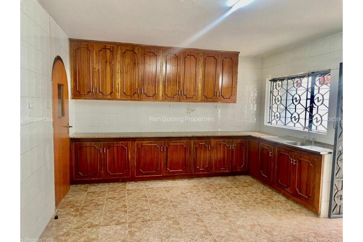 4 Bed Townhouse with En Suite in Spring Valley - 6