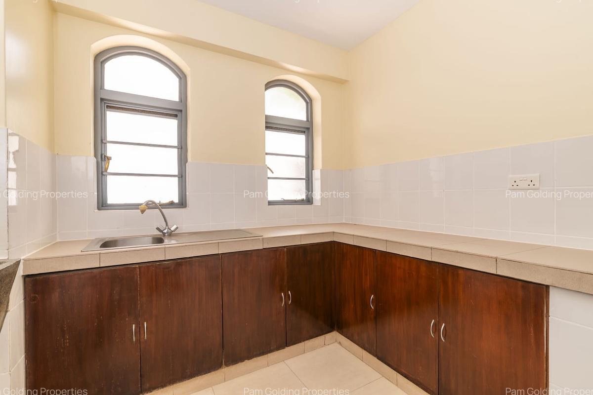 3 Bed Apartment with En Suite at Riverside Drive - 12