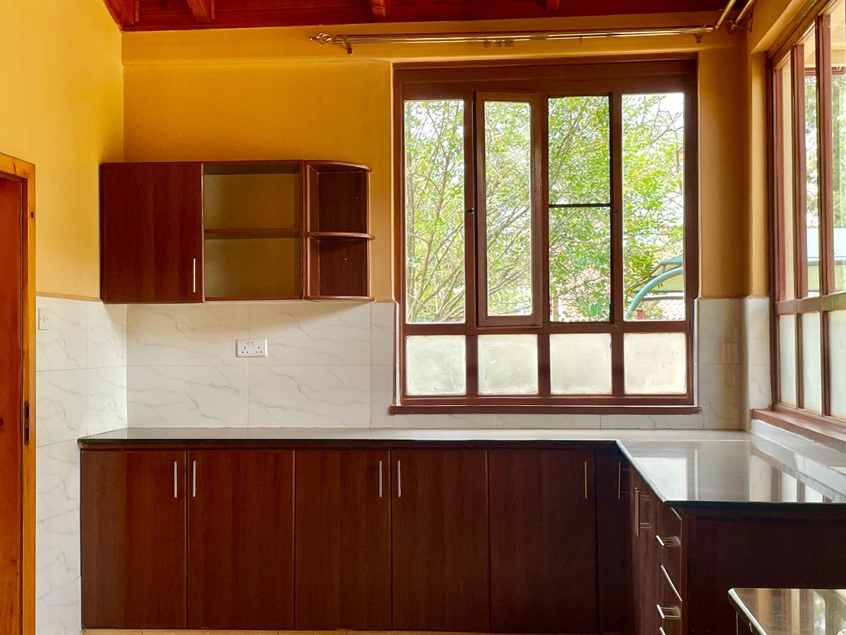 4 Bed Villa with En Suite in Windsor - 6