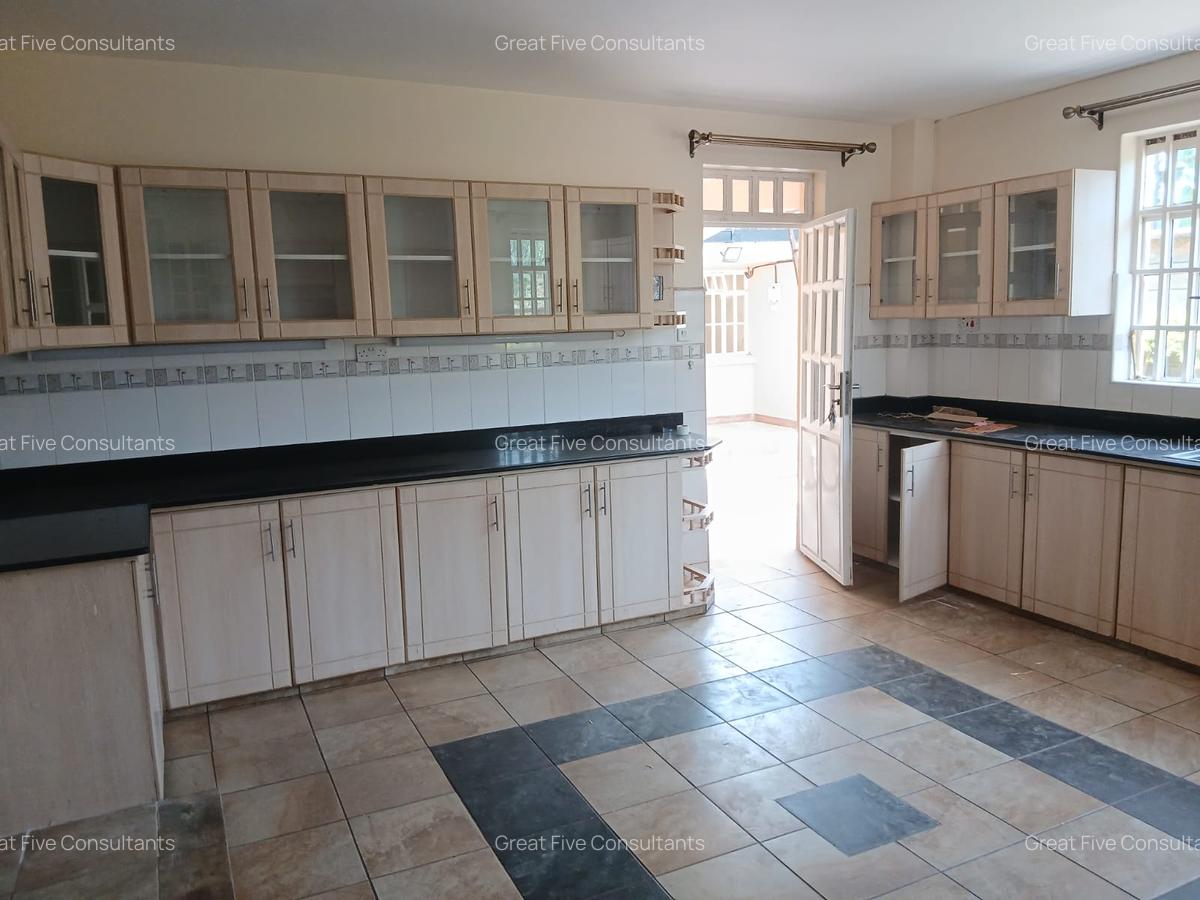 4 Bed Villa with En Suite in Rosslyn - 10