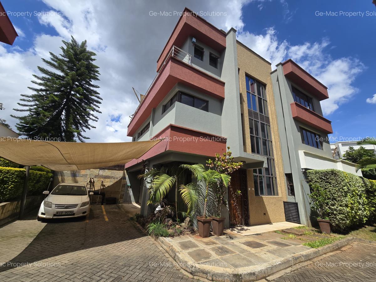 5 Bed House with En Suite in Lavington - 1