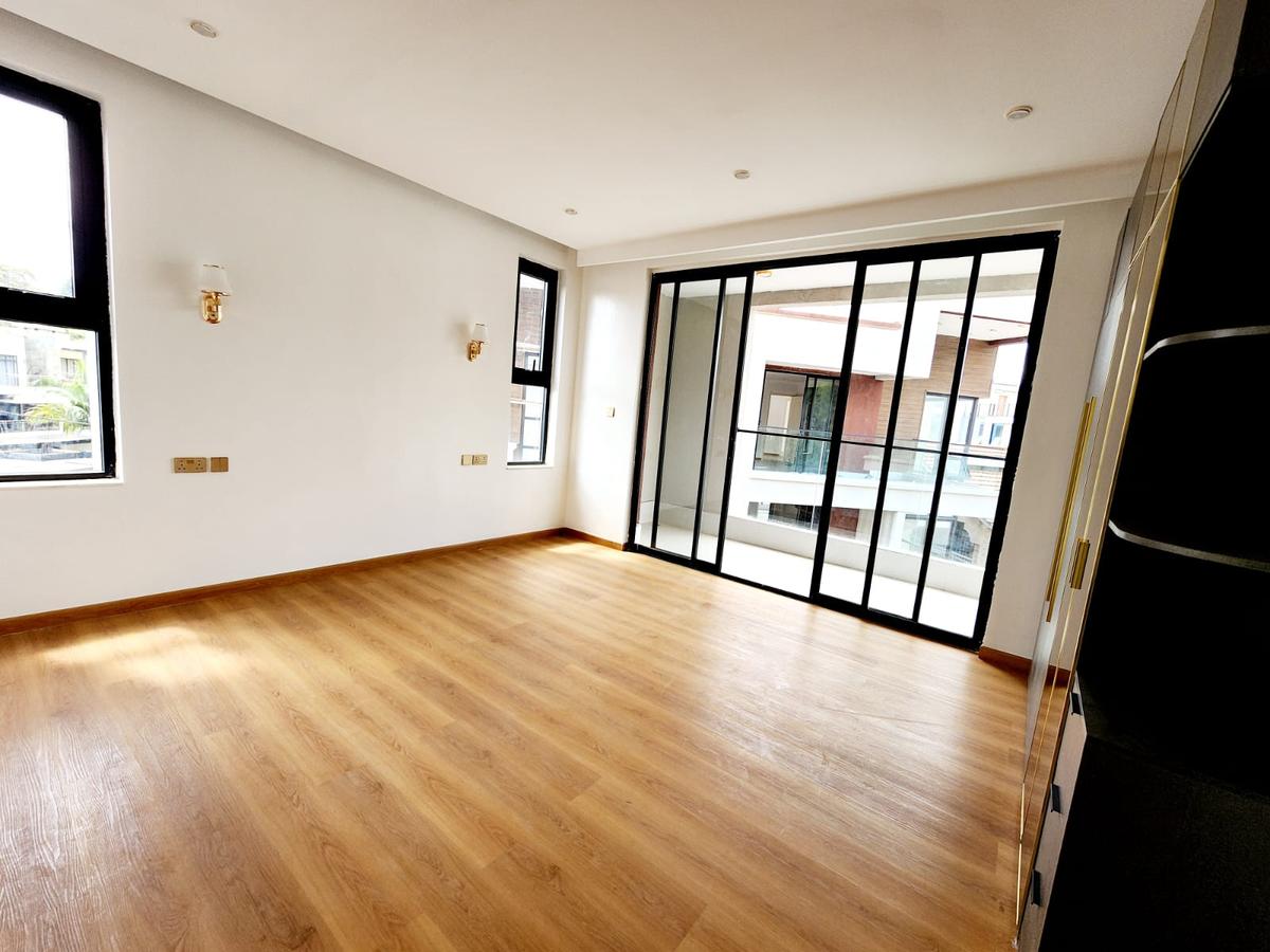 5 Bed House with En Suite at Lavington - 9