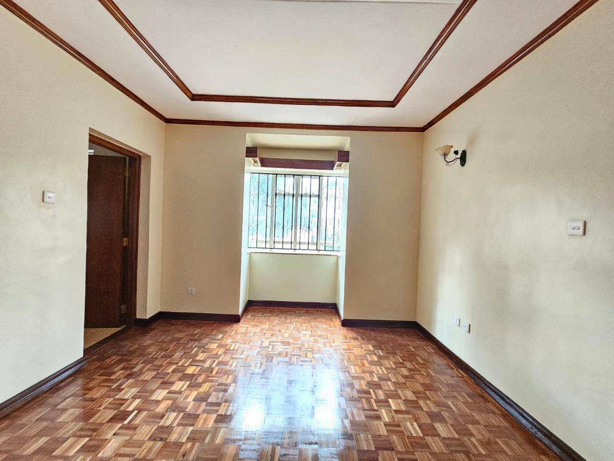 5 Bed House with En Suite in Lavington - 16