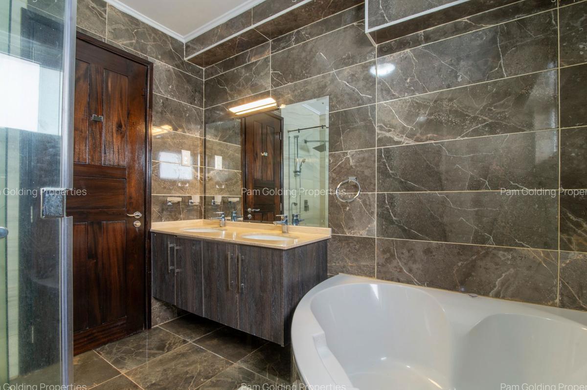 3 Bed Apartment with En Suite in Riverside - 11