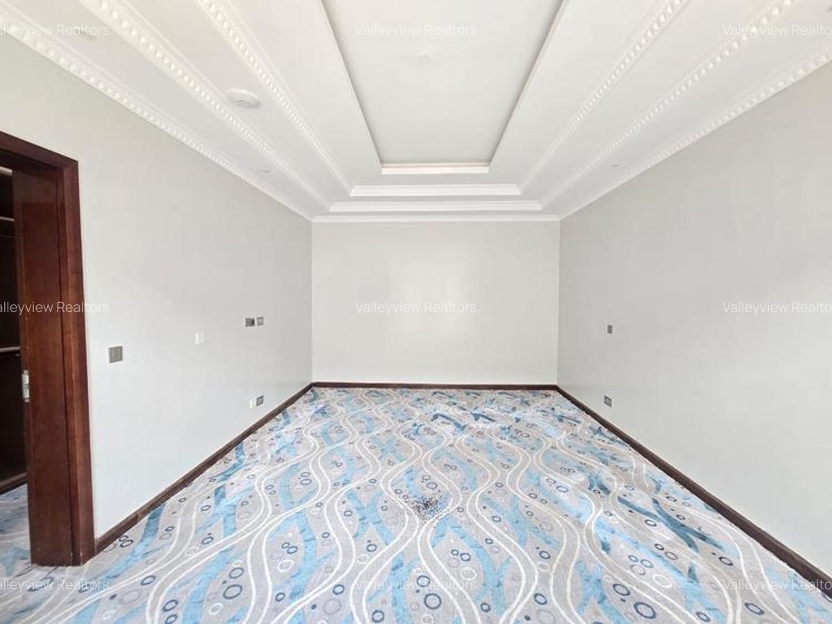 6 Bed Townhouse with En Suite at Lavington - 18