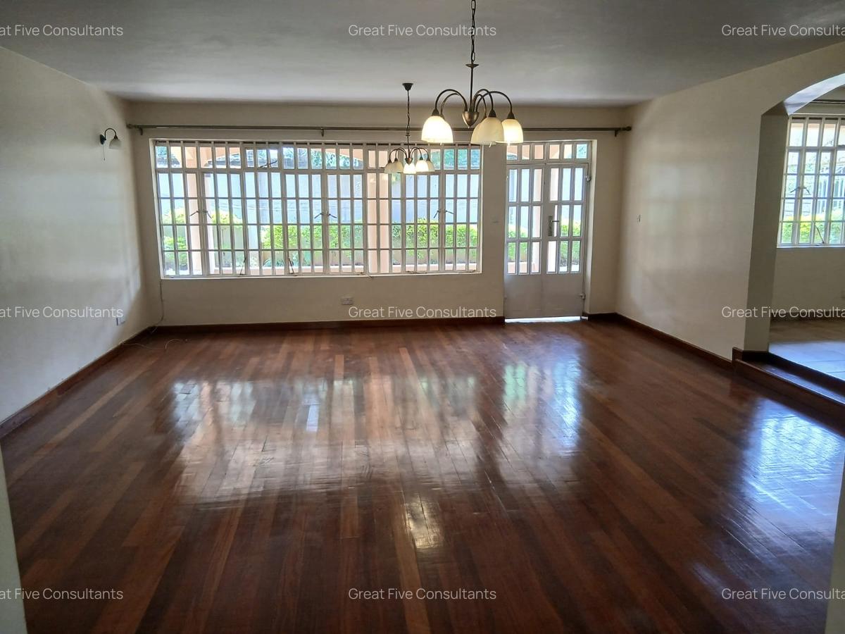 4 Bed Villa with En Suite in Rosslyn - 7