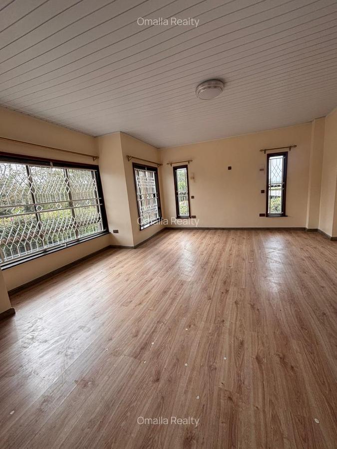 5 Bed House with En Suite in Ridgeways - 3