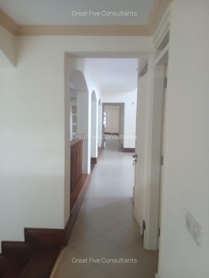 5 Bed Villa with En Suite in Rosslyn - 10