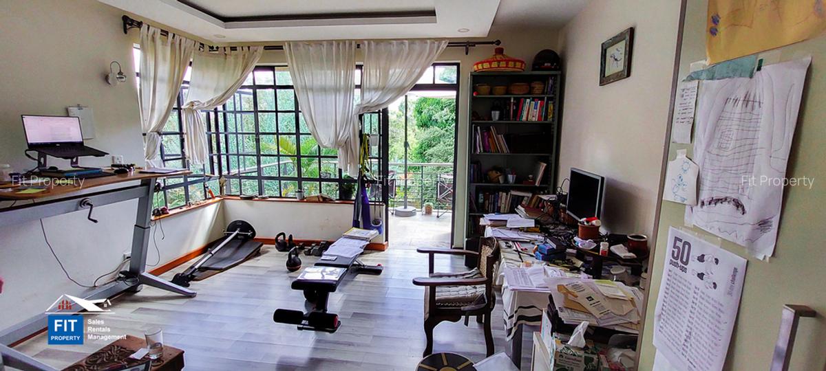 4 Bed House with En Suite in Ridgeways - 11