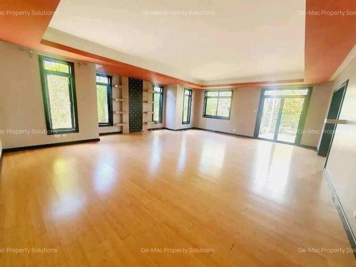 5 Bed House with En Suite in Lavington - 14