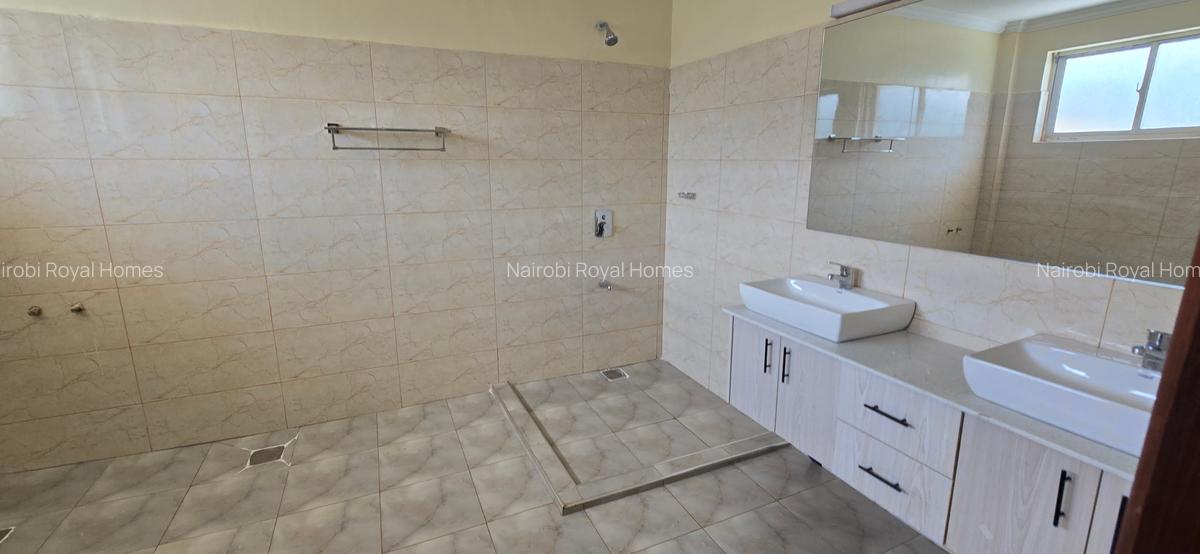 5 Bed Townhouse with En Suite at Kyuna Road - 16