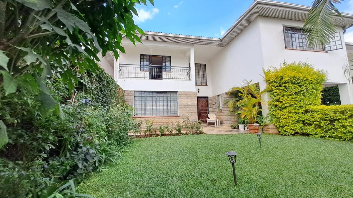 4 Bed Townhouse with En Suite in Brookside - 1