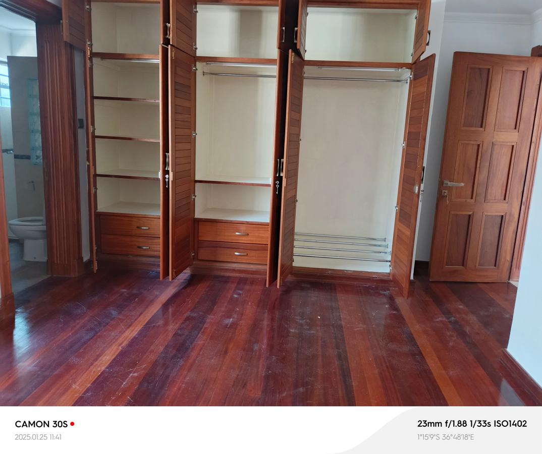 5 Bed Townhouse with En Suite in Spring Valley - 5