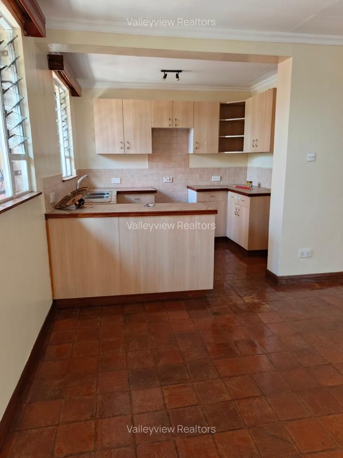 3 Bed Villa with En Suite at Lavington - 3