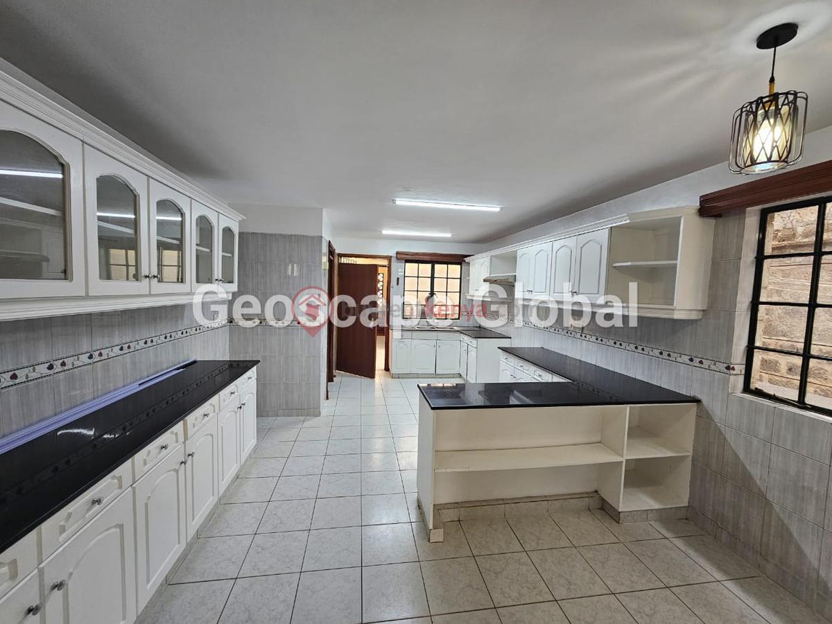 5 Bed House with En Suite in Spring Valley - 11