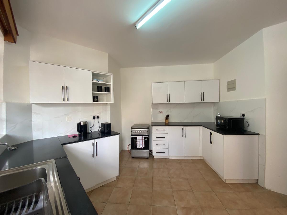 3 Bed Apartment with En Suite at Hendred Road - 5